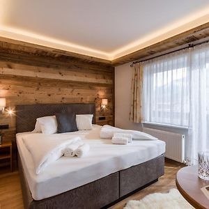 Zimmer mit Kingsize-Bett im Gästehaus